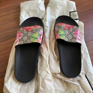 NEVER WORN Gucci floral pool slides